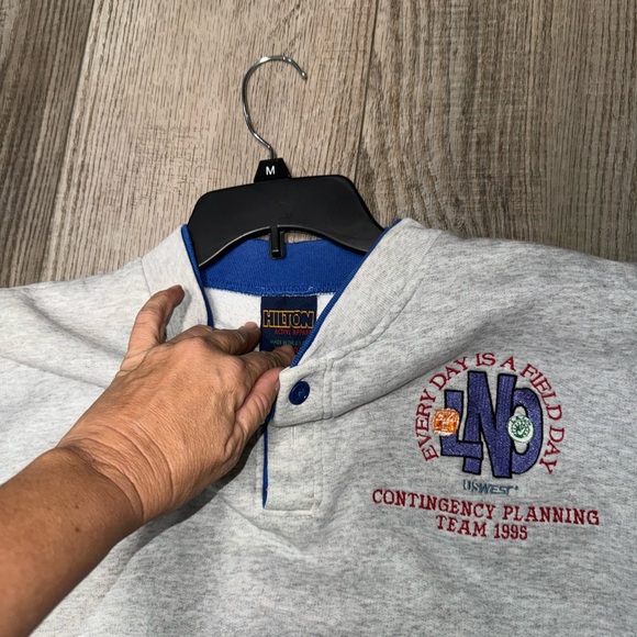 Vintage Hilton Active Apparel gray crewneck 1/4 button embroidered patch 90s Y2k - Picture 4 of 6